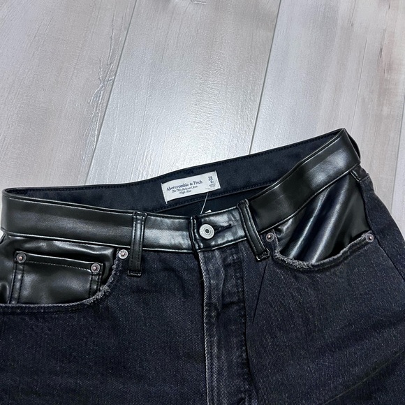 BRAND NEW Abercrombie and fitch mixed fabric high rise 90s relaxed jean 28 short - Picture 2 of 3